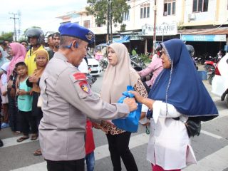 Dirpolairud Polda Aceh Turun Langsung Bagikan Takjil untuk Masyarakat