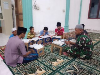 Babinsa Isi Waktu Bulan Ramadan Dengan Tadarus Al-Quran bersama Warga