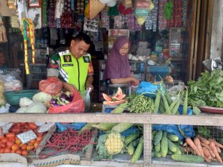 Babinsa Koramil 01 Muara Tiga Pantau Harga Sembako di Pasar Tradisional