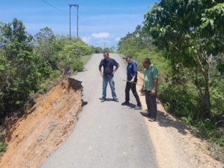 PUPR Aceh Barat Perbaiki Kerusakan Ruas Jalan Jawi Sipot Sungai Mas