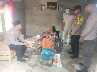 Sambut Hari Kartini, Kapolsek Darul makmur Salurkan Bansos Kepada Warga Kurang Mampu