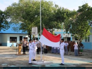 Kapolres Nagan Raya Pimpin Gerakan “Saweu Sikula”, Tanamkan Disiplin dan Karakter Pelajar Sejak Dini