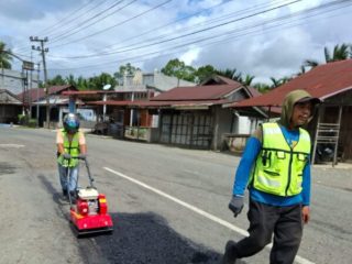 PUPR Aceh Barat Pacthing Jalan Pidie -Aceh Barat