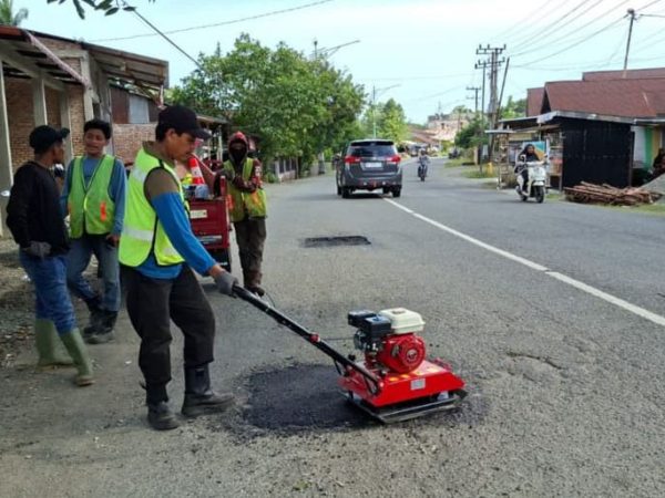 PUPR Aceh Barat Kebut Perbaikan Jalan Rusak