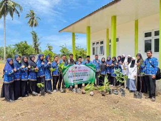 Sambut Harlah Ke-3, PD IPARI Aceh Jaya Gelar Penanaman Pohon dan Edukasi Ekoteologi di Dayah Al-Anshar