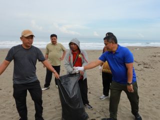 Ciptakan Lingkungan Bersih, Pemkab Aceh Barat Laksanakan Gotong Royong Kawasan Pesisir Pantai