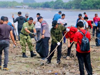 Bupati Tarmizi Pimpin Gotong Royong Massal di Kawasan Pantai Calok