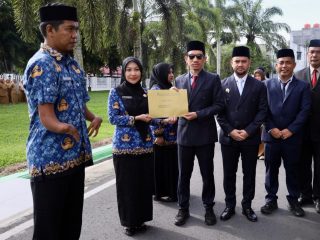 Bupati Tarmizi Serahkan SK PNS 2024 dan Pengambilan Sumpah Jabatan
