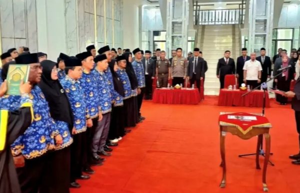 Bupati Safaruddin Lantik 19 Pejabat Eselon III dan IV 